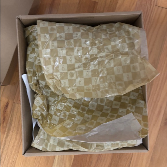 Like New Ugg Classic Short Boots - Picture 6 of 7